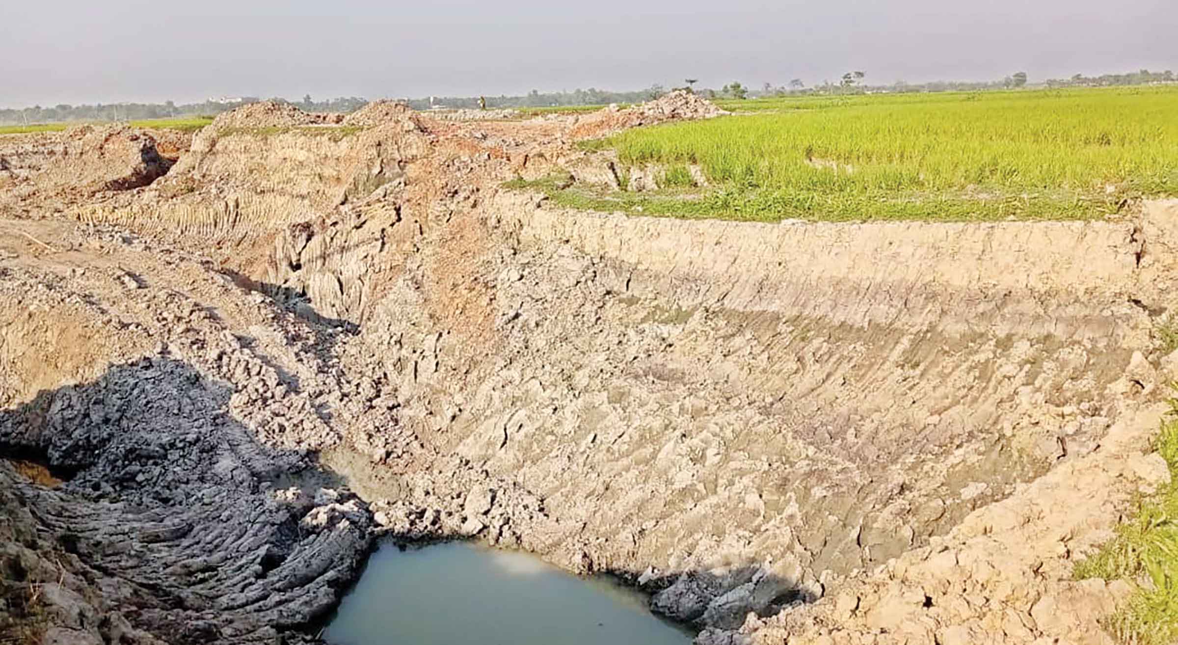 পলাশে কৃষিজমির মাটি যাচ্ছে ইটভাটায়