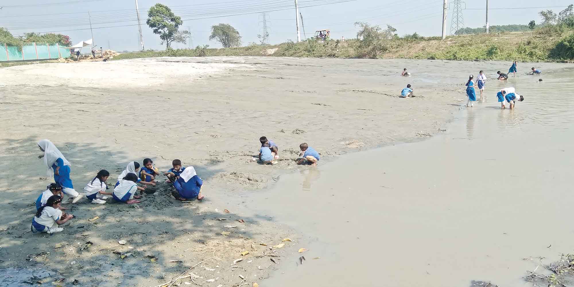 নবীনগরে রাতের অন্ধকারে জলাশয় ভরাট