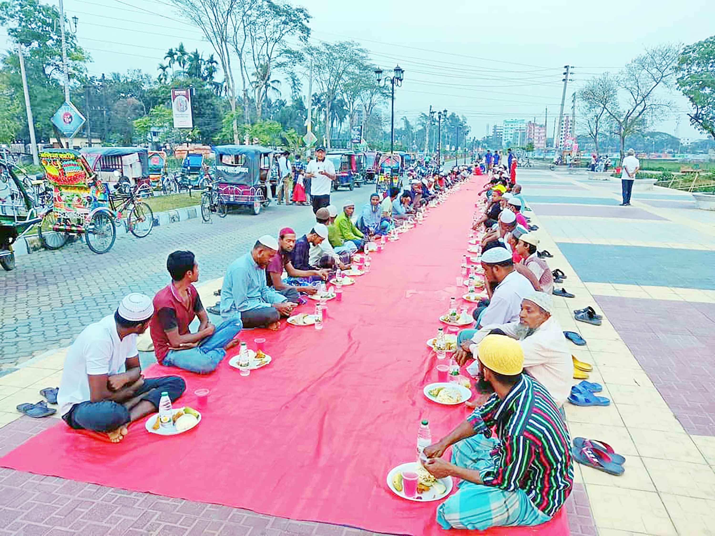 পটুয়াখালীতে সড়কের পাশে 'ইফতার খানা'