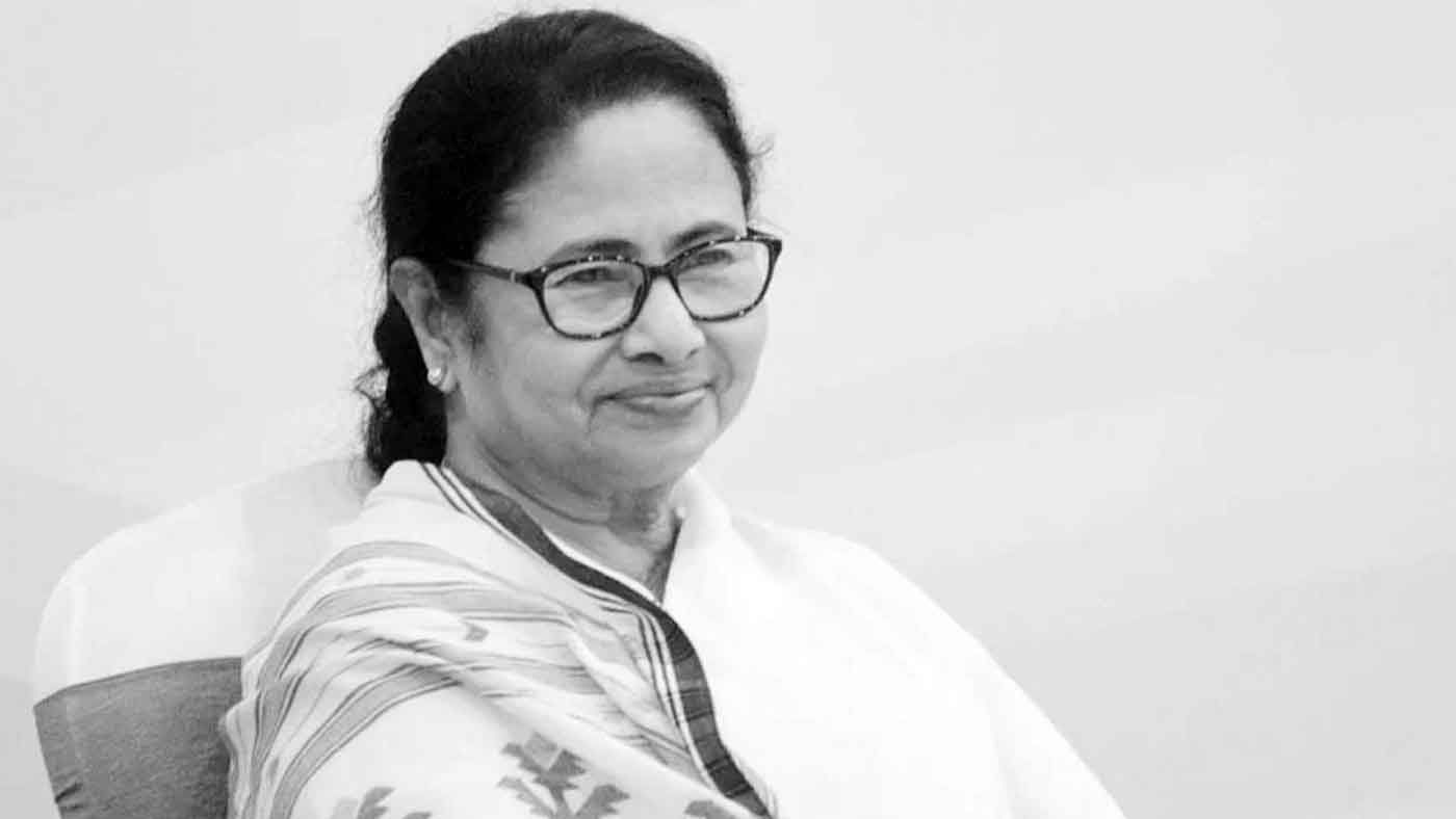 বাড়িতে পড়ে গিয়ে মমতার মাথায় তিন সেলাই