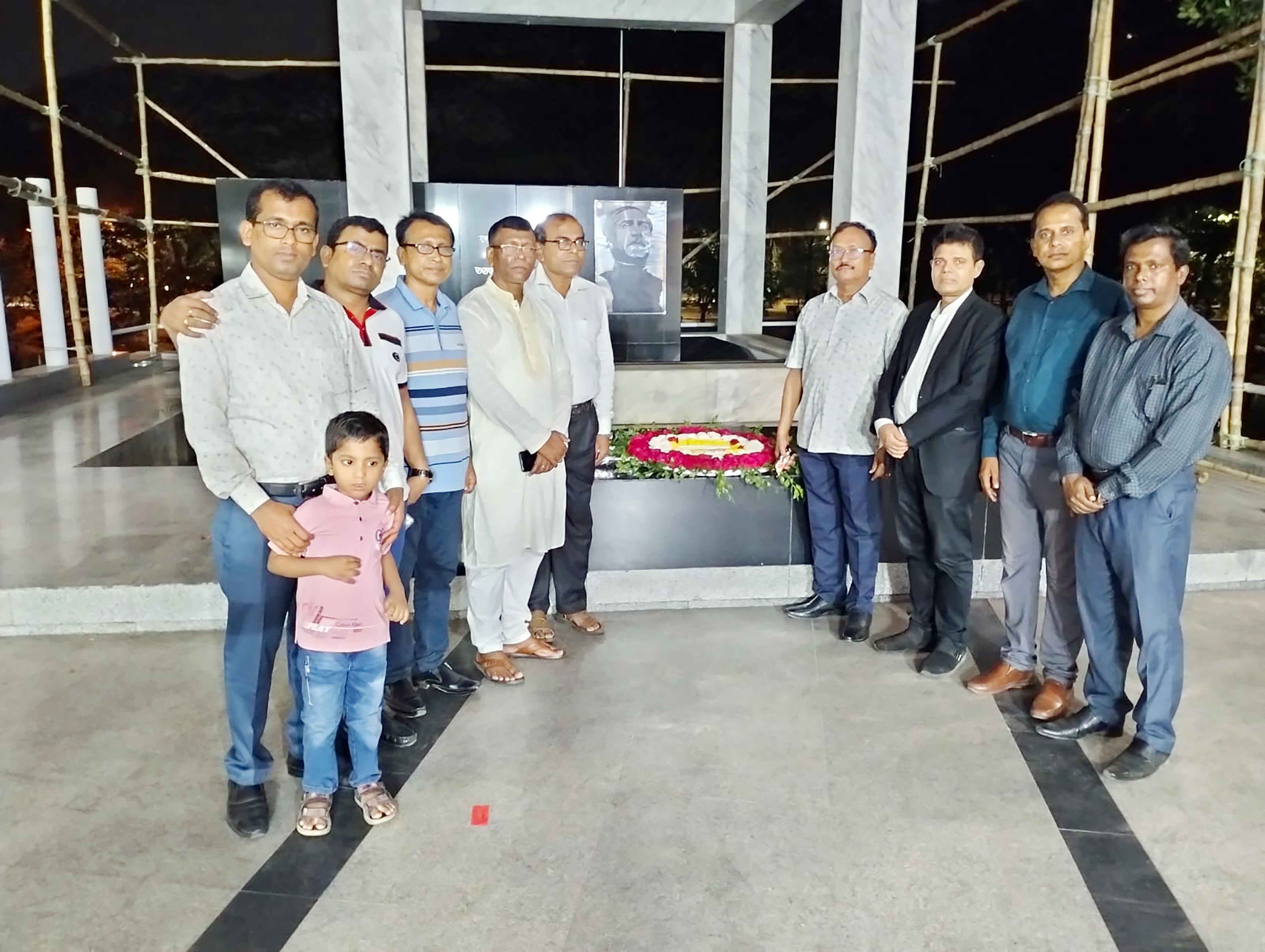 জাতির পিতার প্রতিকৃতিতে শ্রদ্ধা নিবেদন