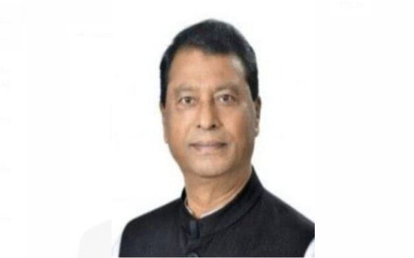 বঙ্গবন্ধুর প্রতিকৃতিতে শ্রম ও কর্মসংস্থান প্রতিমন্ত্রীর শ্রদ্ধা