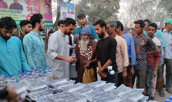 বঙ্গবন্ধু'র জন্মদিনে হাবিপ্রবি ছাত্রলীগের নেতাকর্মীদের ২৬০ প্যাকেট ইফতার বিতরণ