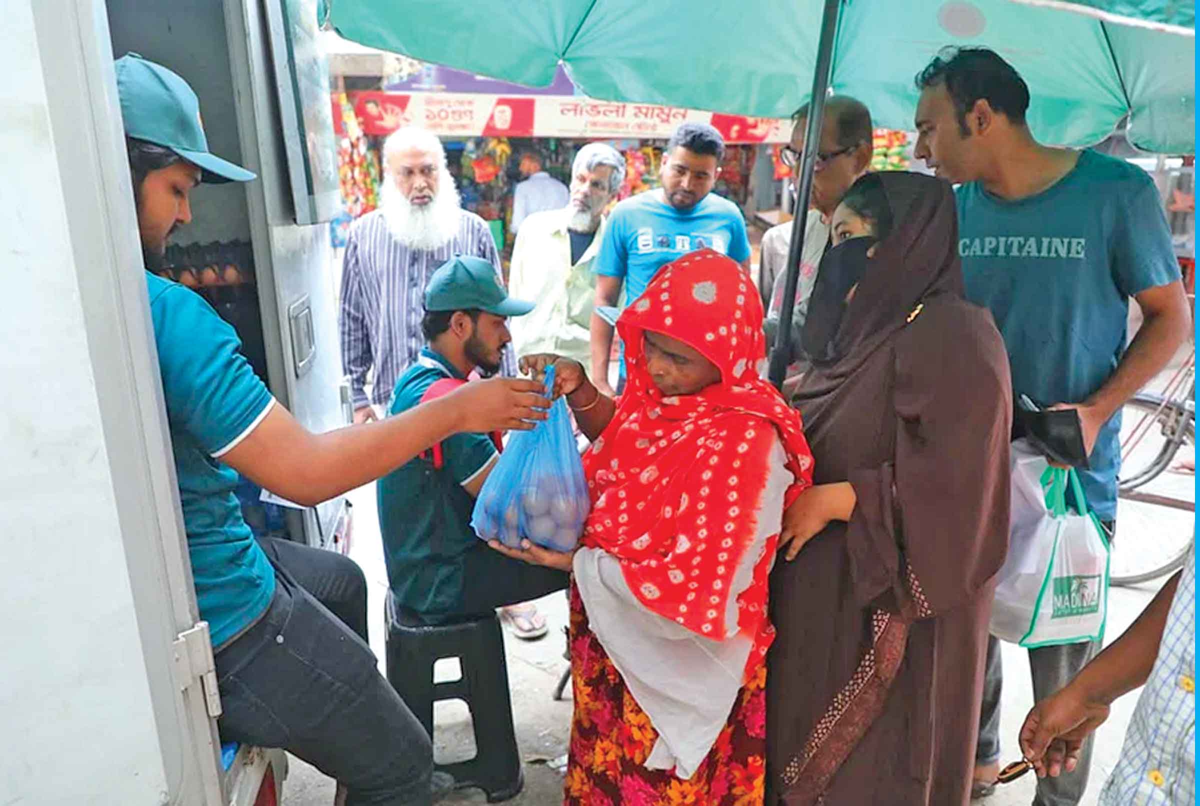 সুলভ মূল্যে পণ্য বিক্রি দেড় ঘণ্টায় শেষ গরু খাসি ও মুরগির মাংস