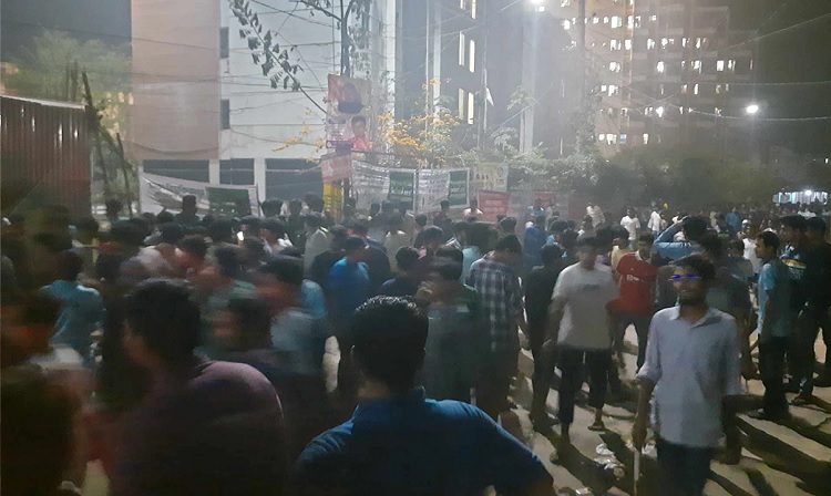 ইফতারে মানহীন খাবার, এলাকাবাসীর সঙ্গে শিক্ষার্থীদের সংঘর্ষ