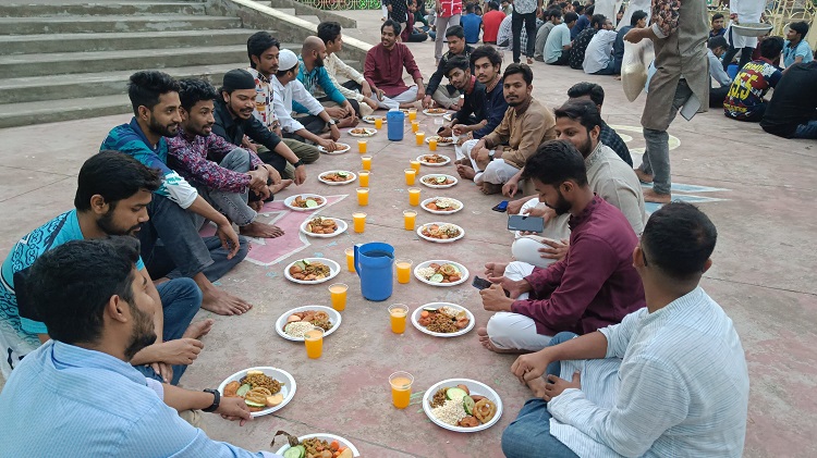 বঙ্গবন্ধুর শেখ মুজিবুর রহমানের জন্মবার্ষিকী উপলক্ষে চবি ছাত্রলীগের গণইফতার 