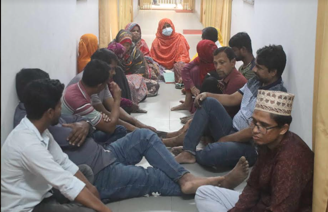 বেতন বৃদ্ধির দাবিতে ইবির অস্থায়ী কর্মচারীদের অবস্থান