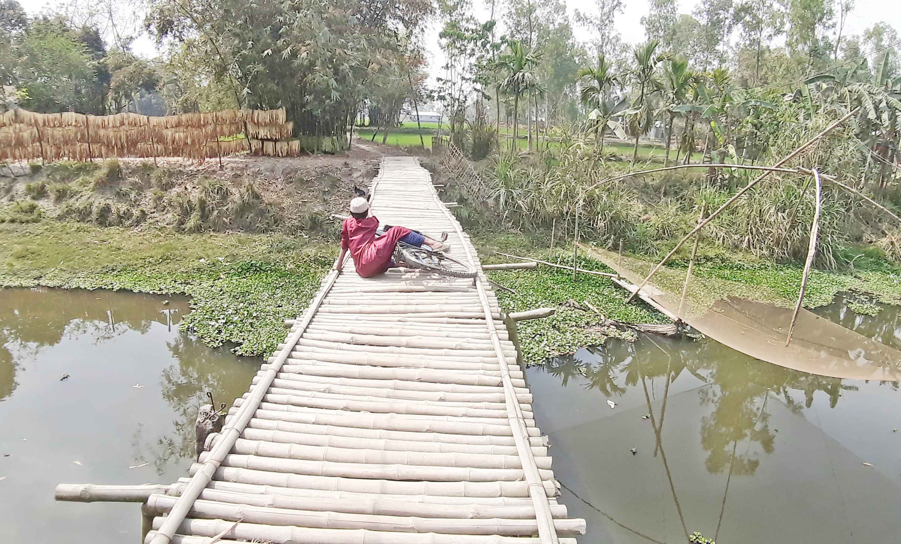 কালীগঞ্জে লক্ষাধিক মানুষের ভরসা নড়বড়ে বাঁশের সাঁকো