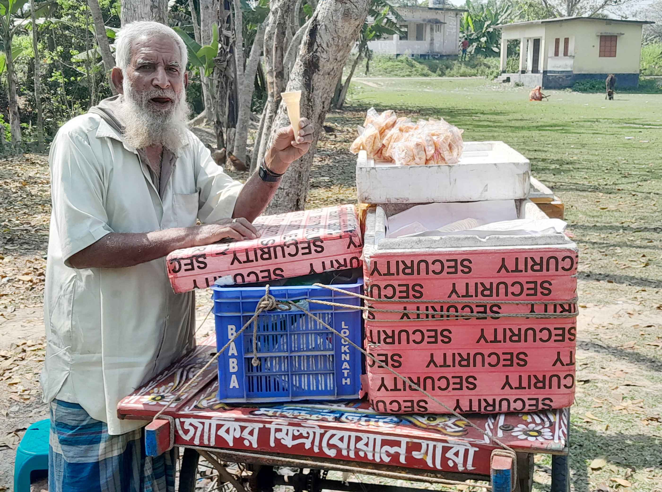 ৬০ বছর ধরে আইসক্রিম বিক্রি করে ভালো আছেন আলাউদ্দিন মিয়া
