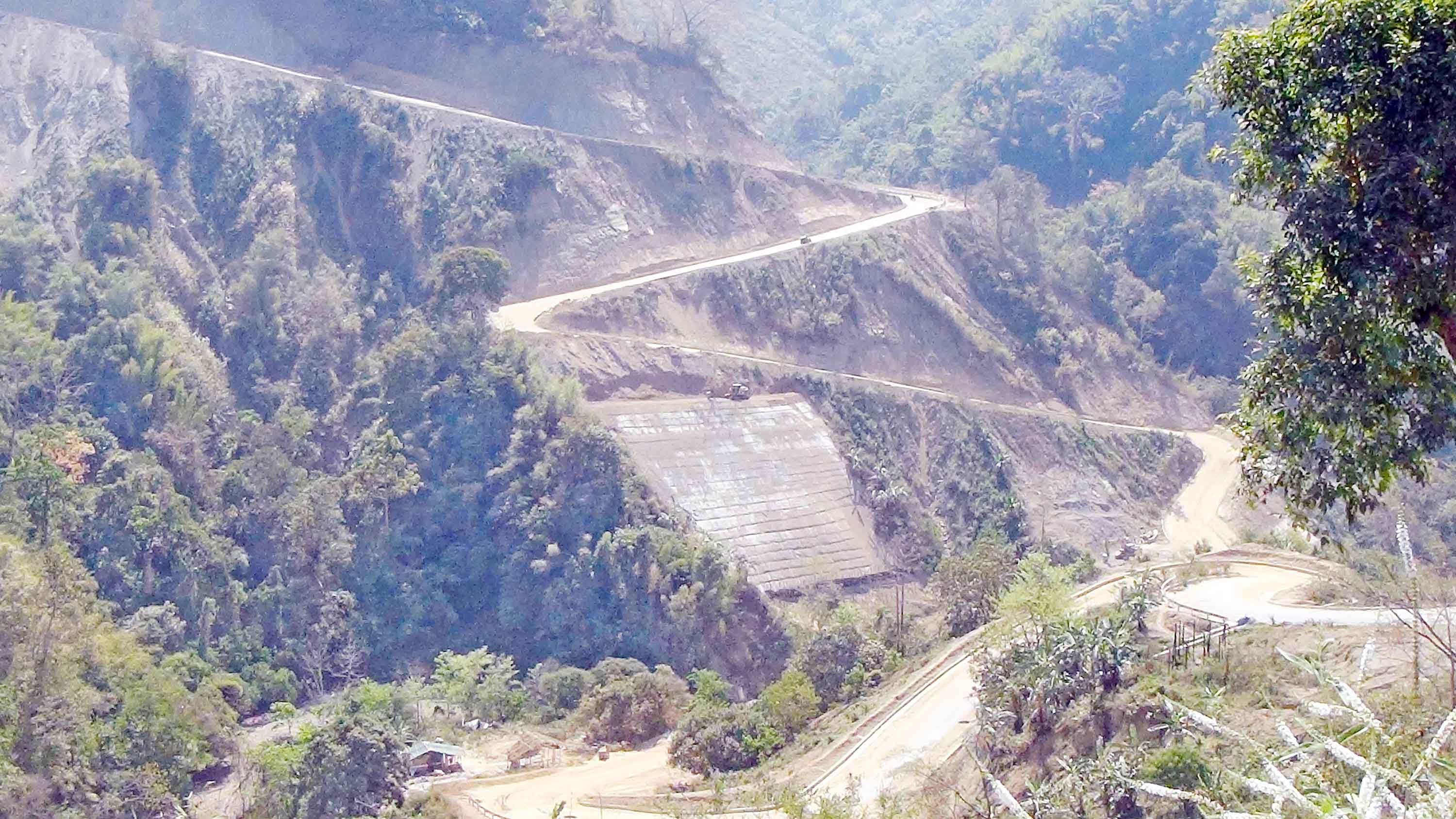 পাহাড়ের দৃশ্যপট বদলাচ্ছে দীর্ঘ সীমান্ত সড়ক