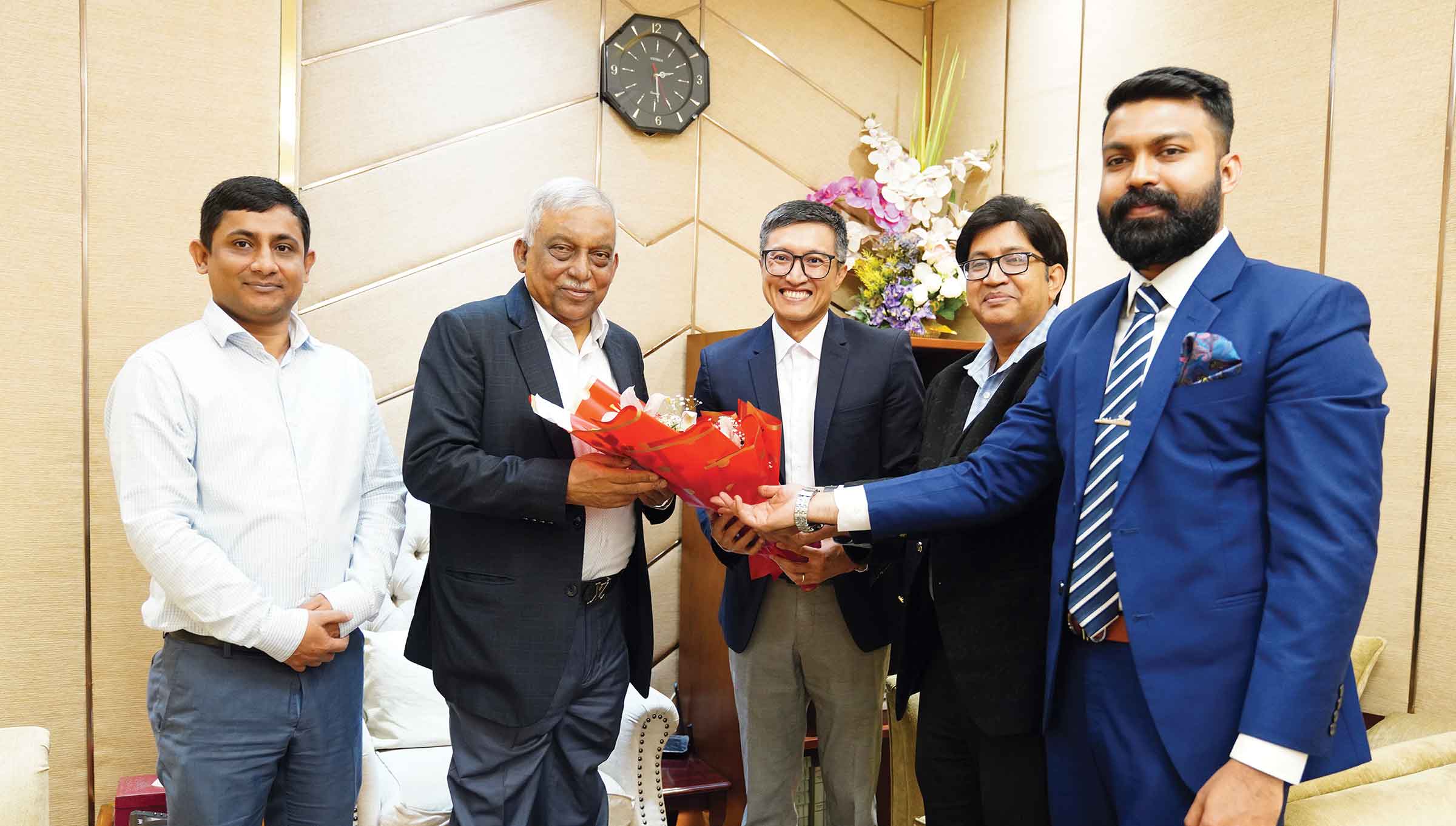 স্বরাষ্ট্রমন্ত্রী সমীপের্ যাংগস ইলেকট্রনিক্স প্রতিনিধিদল