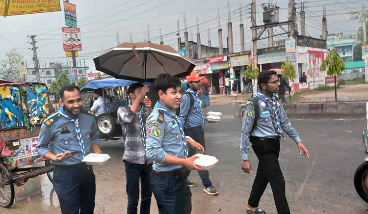 দুস্থদের মাঝে বেরোবি রোভার স্কাউটের ইফতার বিতরণ 