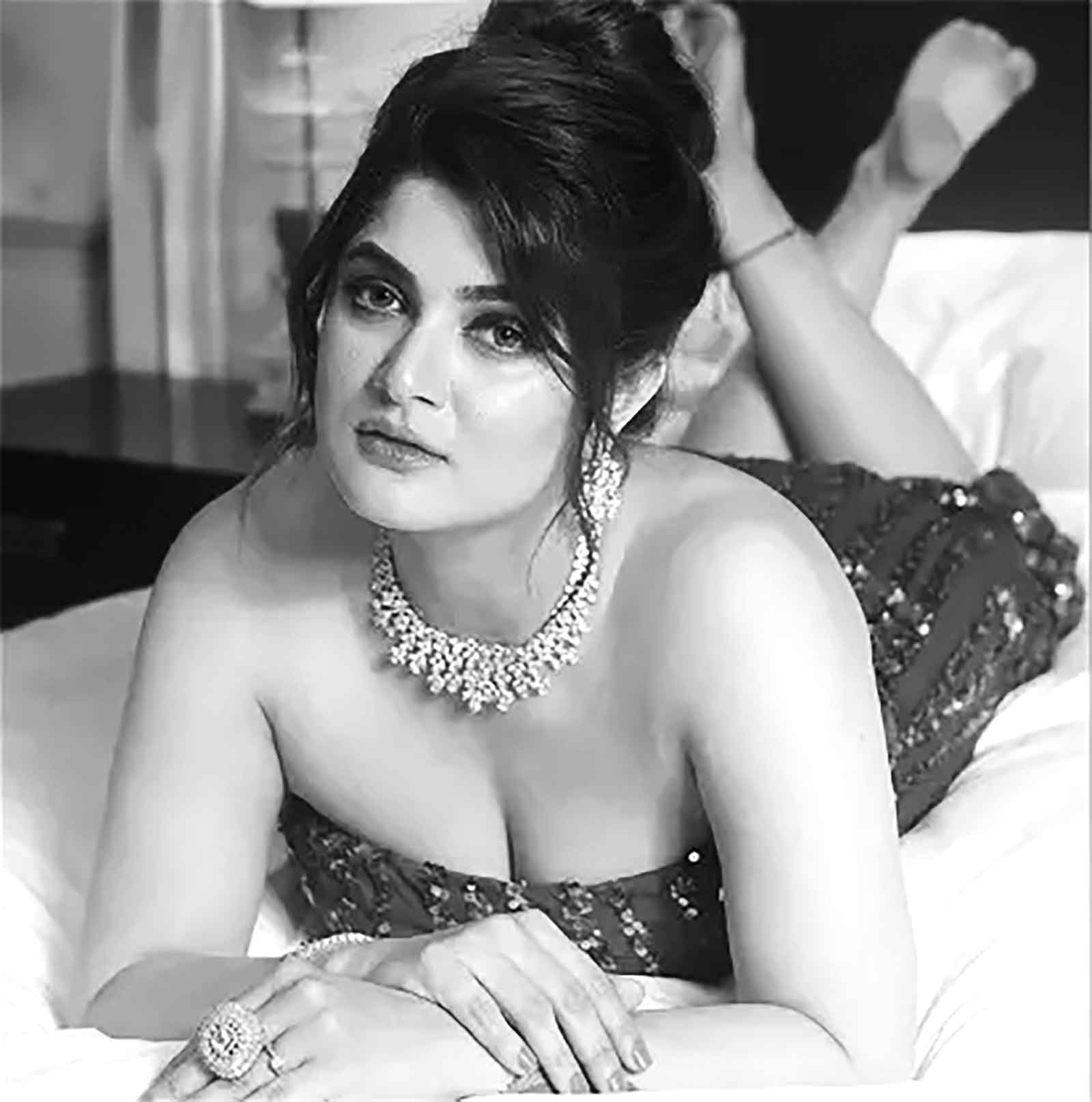 ফের সাহসী লুকে শ্রাবন্তী