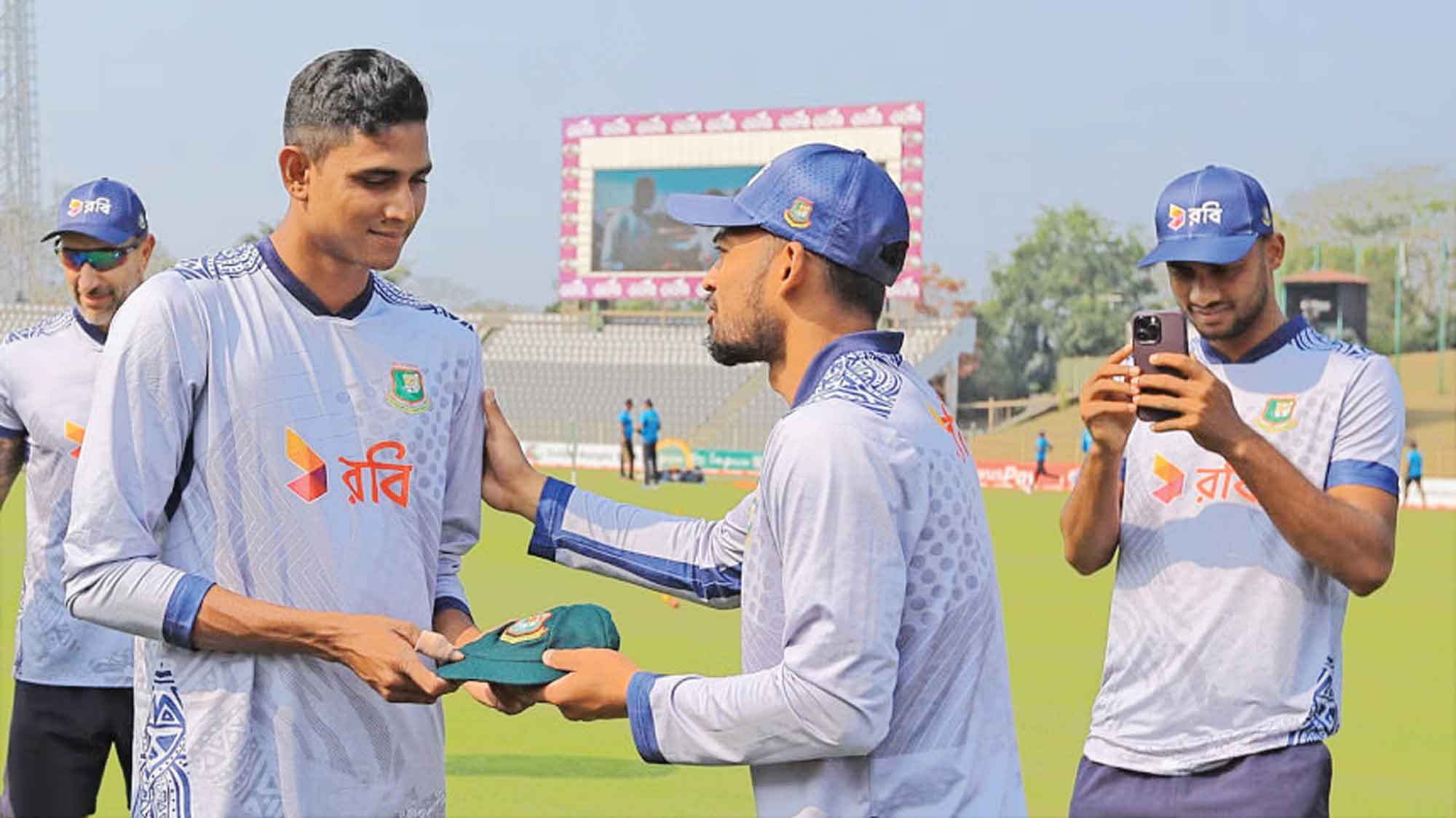 অভিষেকে গতির ঝড় তুললেন নাহিদ রানা
