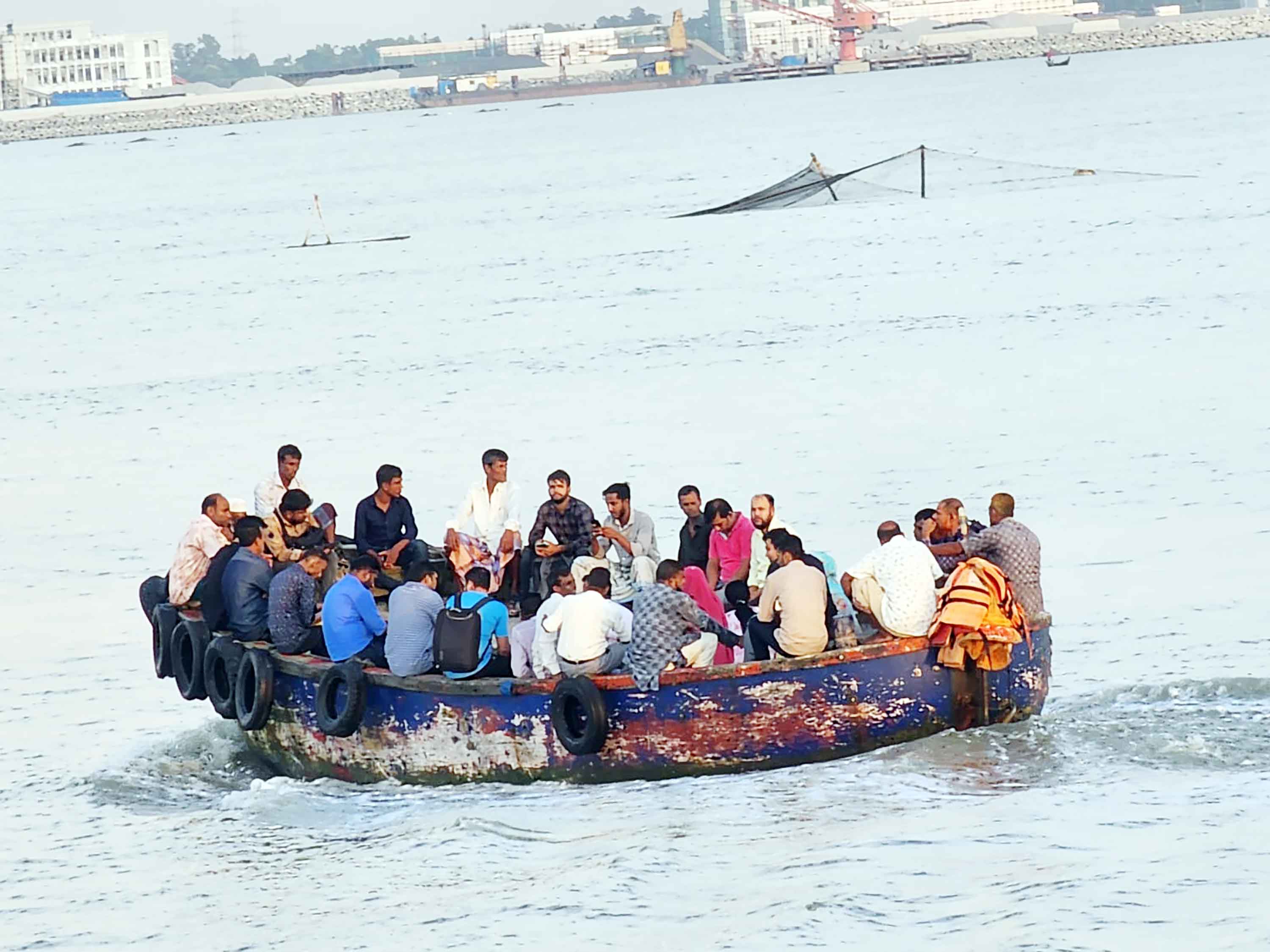 কুতুবদিয়ায় জীবনের ঝুঁকি নিয়ে নদী পারাপার