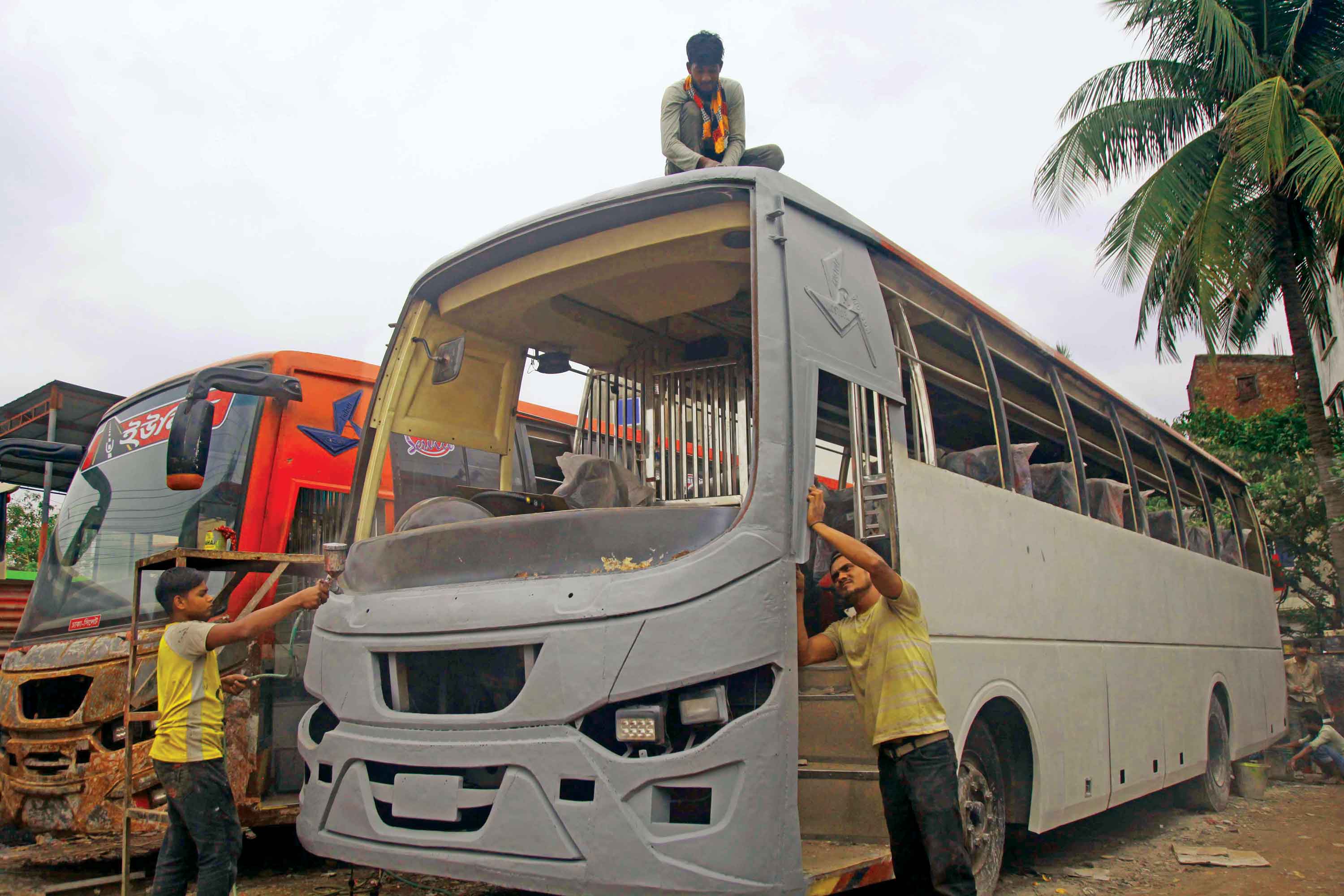 ভাঙাচোরা যানও ঈদযাত্রায় প্রস্তুত!