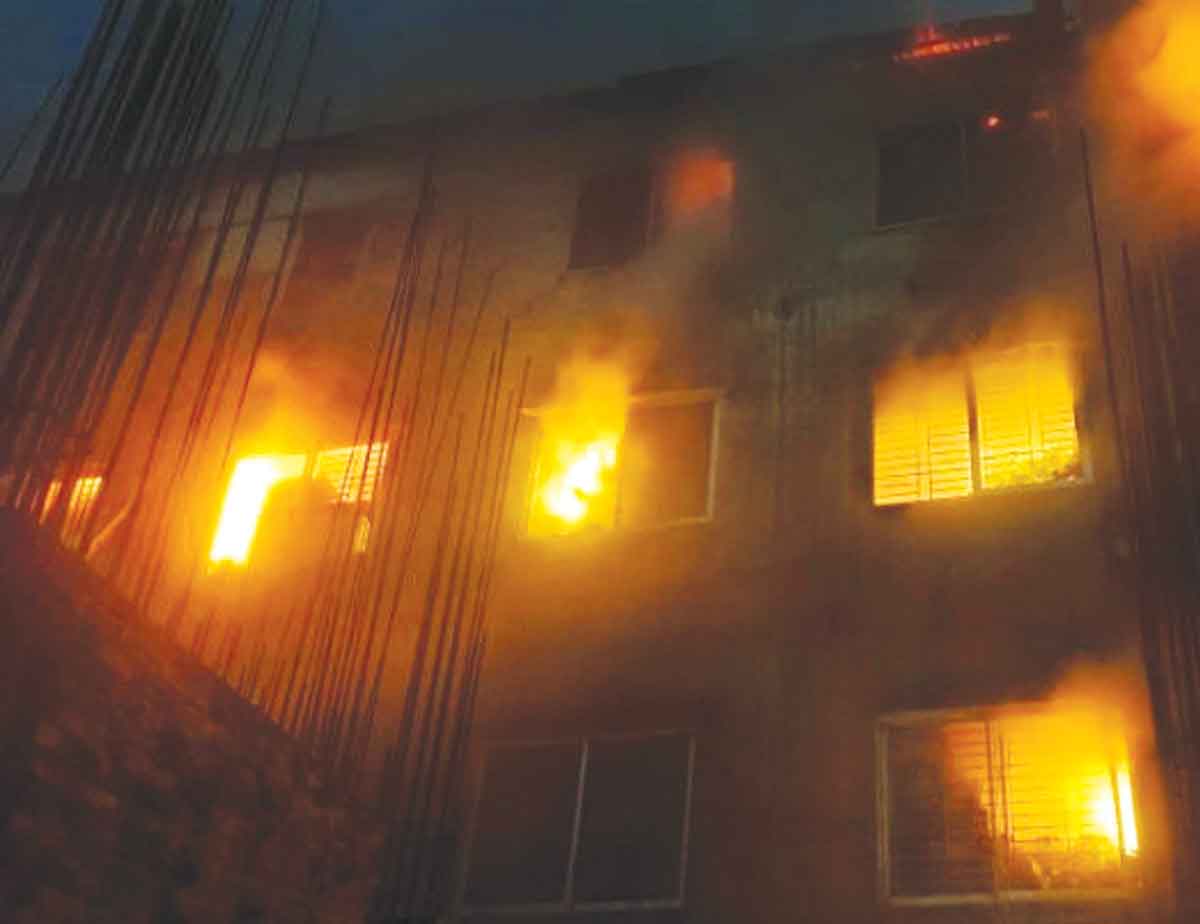 ধ্বংসস্তূপে খুঁজে ফিরছেন অবশিষ্ট মালামাল
