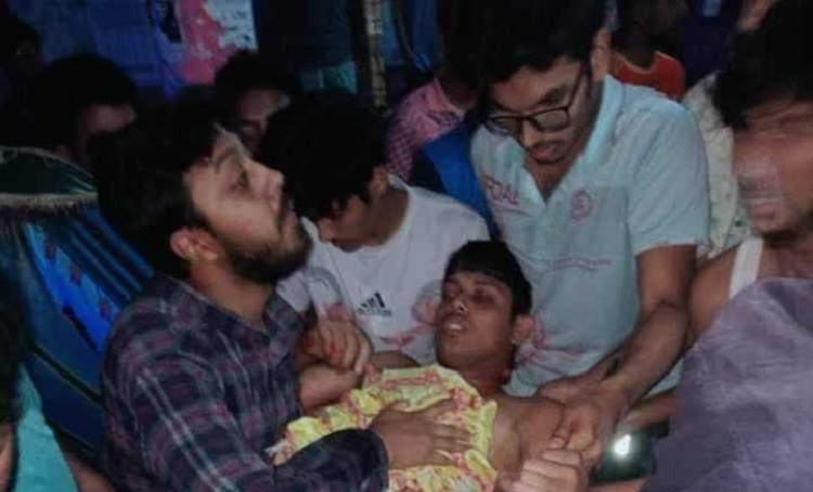 হল কক্ষে রাবি শিক্ষার্থীর বুকে ছুরিকাঘাত