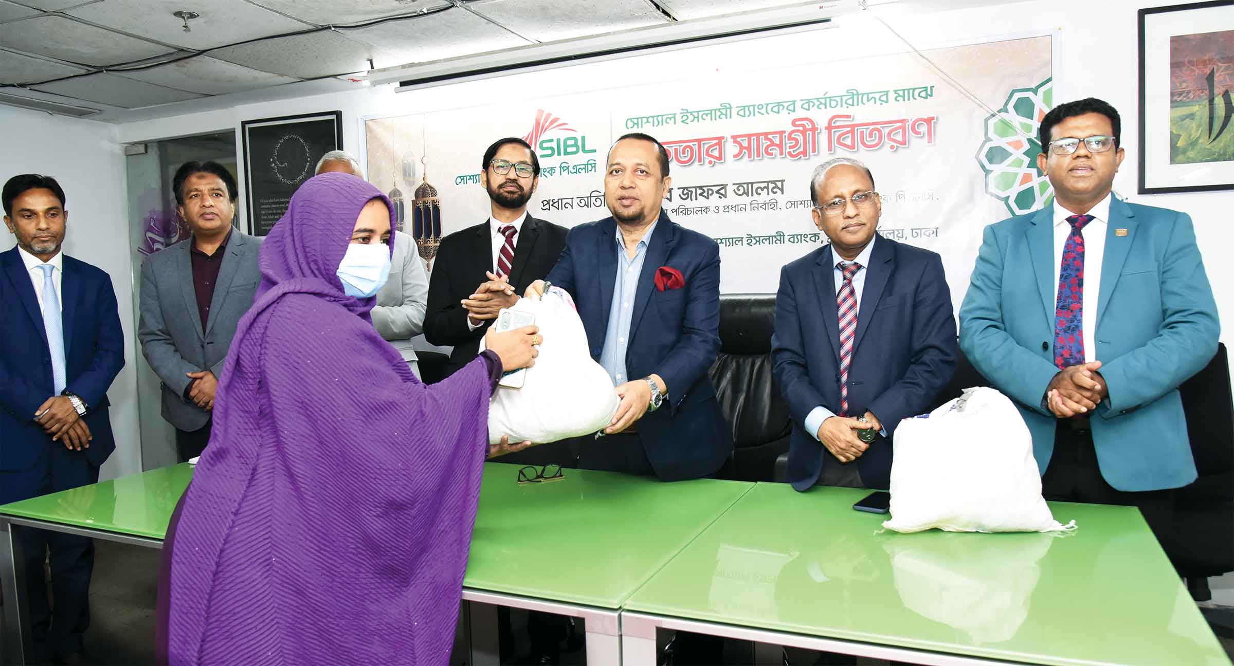 সোশ্যাল ইসলামী ব্যাংকের কর্মচারীদের মাঝে ইফতার সামগ্রী বিতরণ
