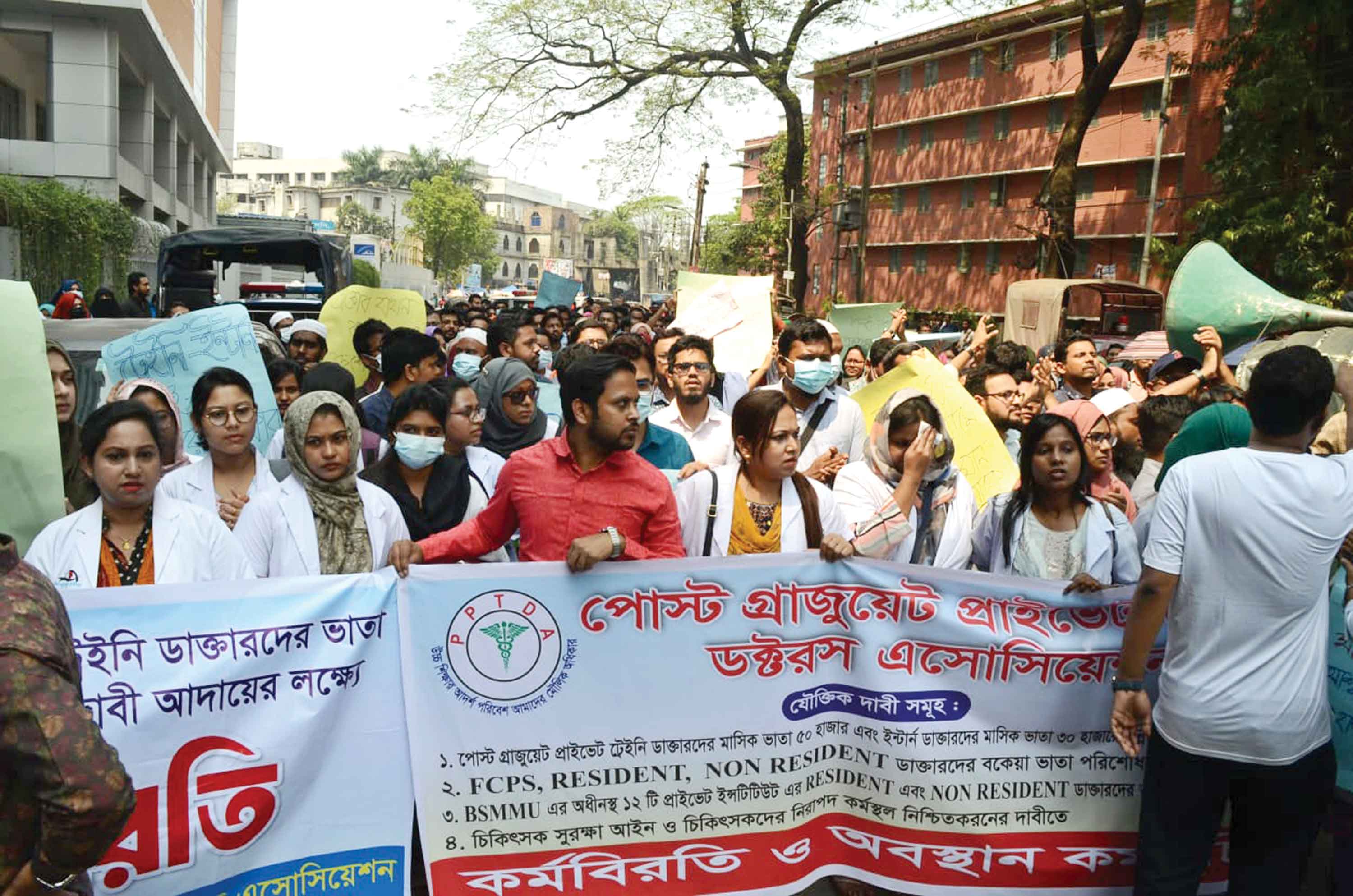 বিএসএমএমইউতে তুলকালাম, বিদায়ী ভিসির সমর্থকদের 'মারধর'