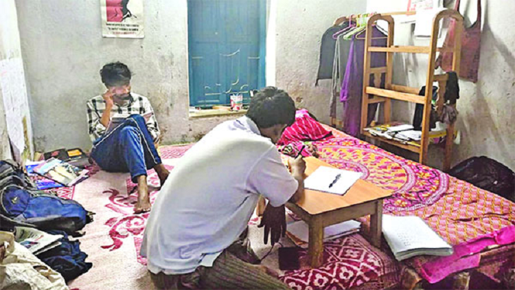 আজ রুমমেটের প্রশংসা করার দিন 