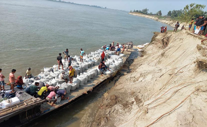 কুড়িগ্রামে অসময়ে ব্রহ্মপুত্র নদের ভাঙনে দিশেহারা মানুষ