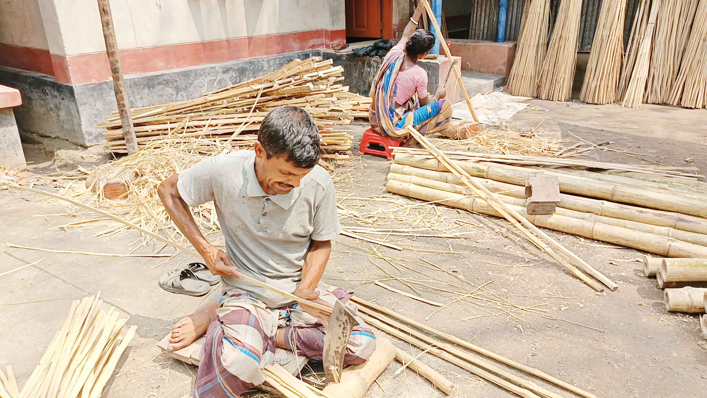 বাঁশের বানা তৈরি করে চলে দুইশ' পরিবার