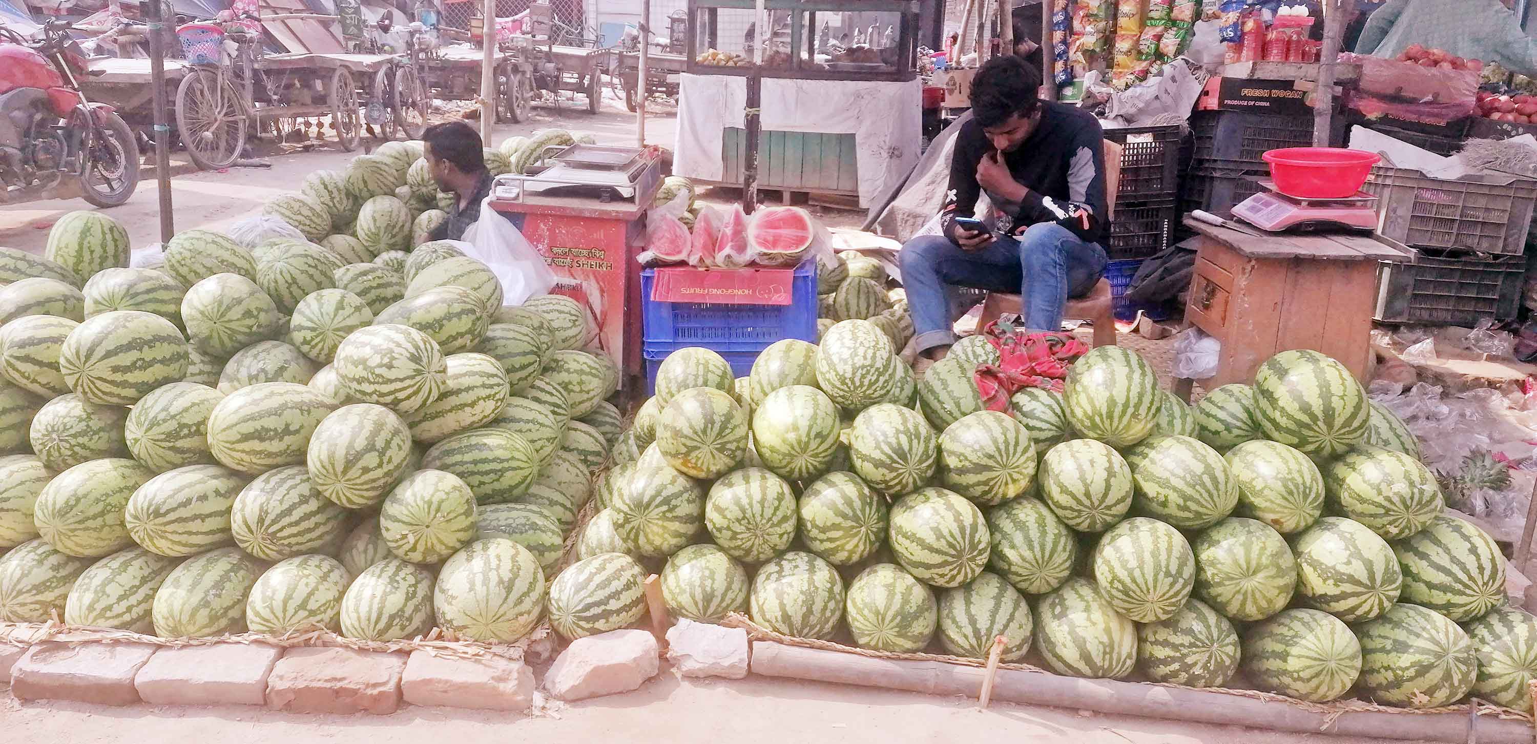 বাজারে ক্রেতা সংকট :দাম কমিয়েও বিক্রি হচ্ছে না তরমুজ