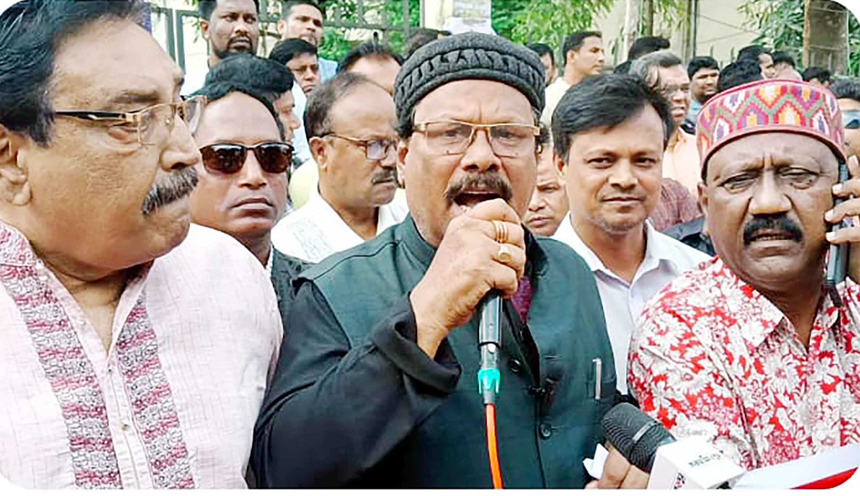 টঙ্গিবাড়ীতে সংখ্যালঘুদের মন্দিরের জমি দখলের প্রতিবাদে মানববন্ধন