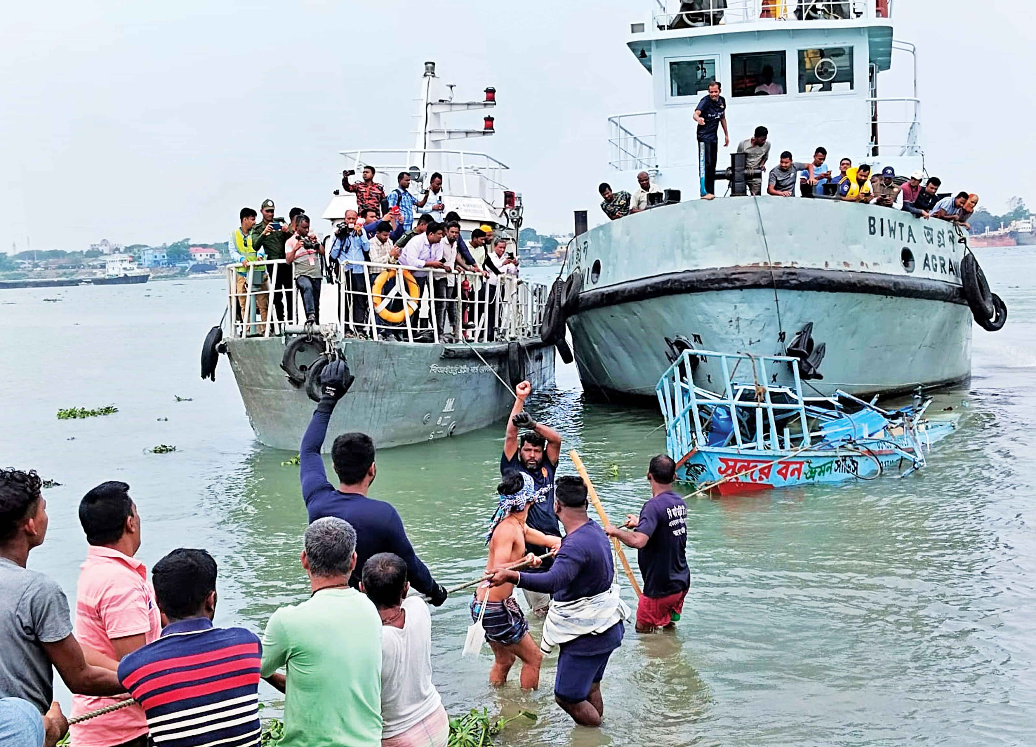 ভৈরবে ট্রলারডুবি আরও তিনজনের মরদেহ উদ্ধার