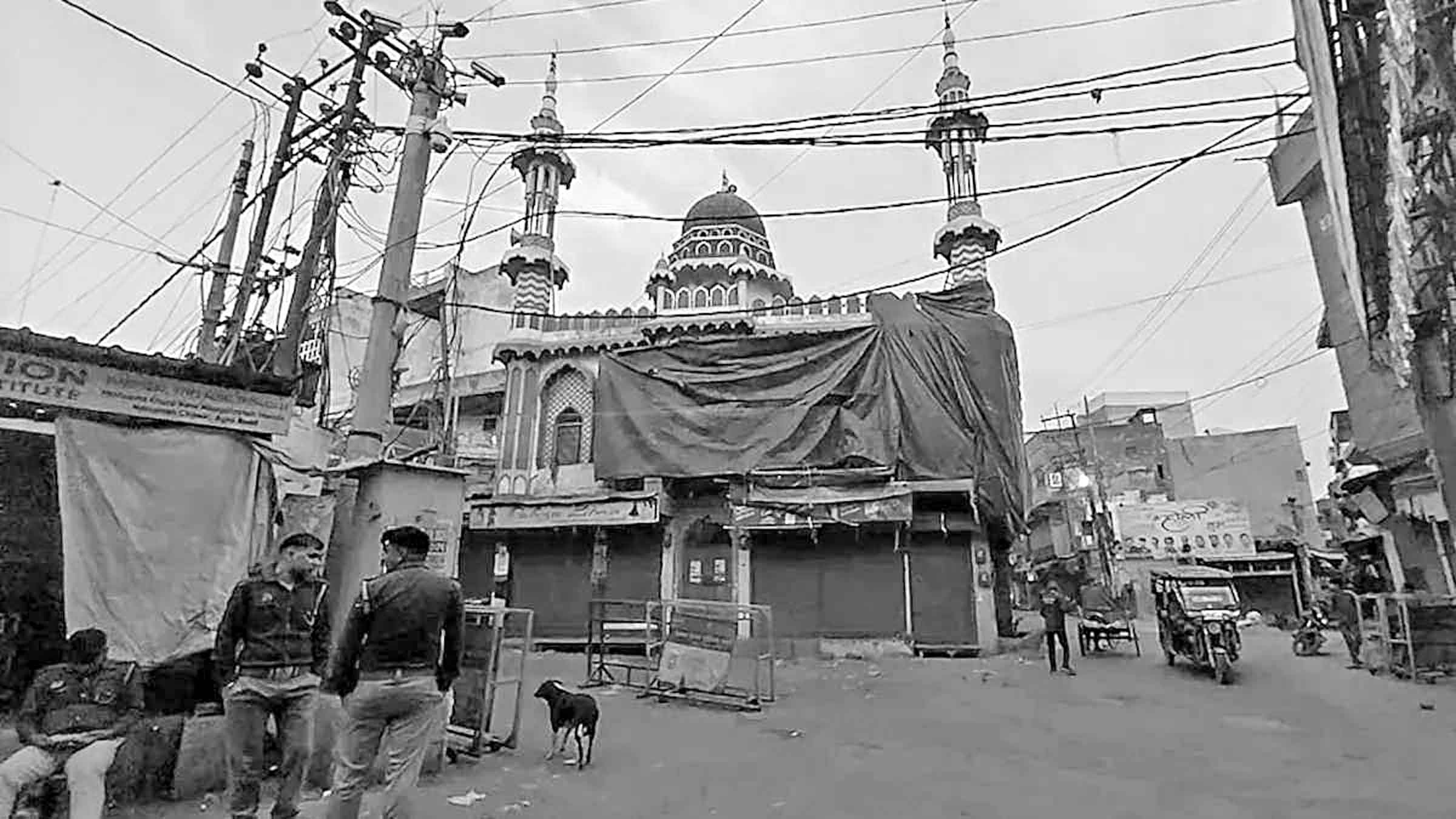 হোলির আগে ত্রিপল দিয়ে ঢেকে দেওয়া হলো ৯ মসজিদ