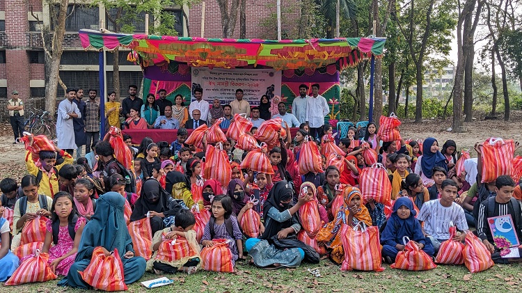 হাবিপ্রবিতে সুবিধাবঞ্চিত শিশুদের মাঝে ঈদ সামগ্রী বিতরণ