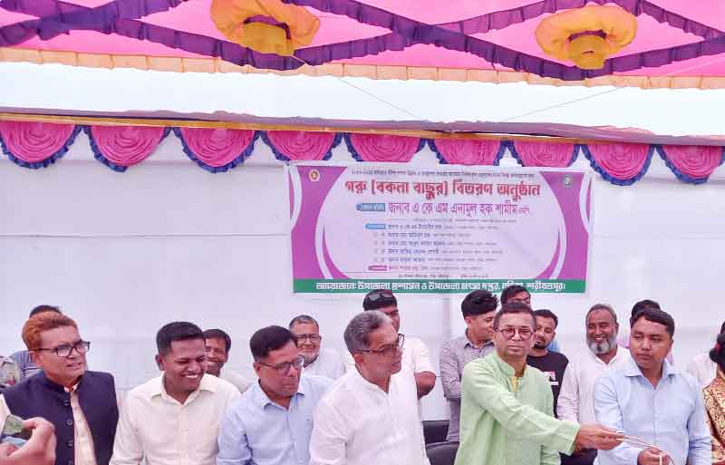 নড়িয়ায় জেলেদের বিকল্প কর্মসংস্থানে বকনা বিতরণ