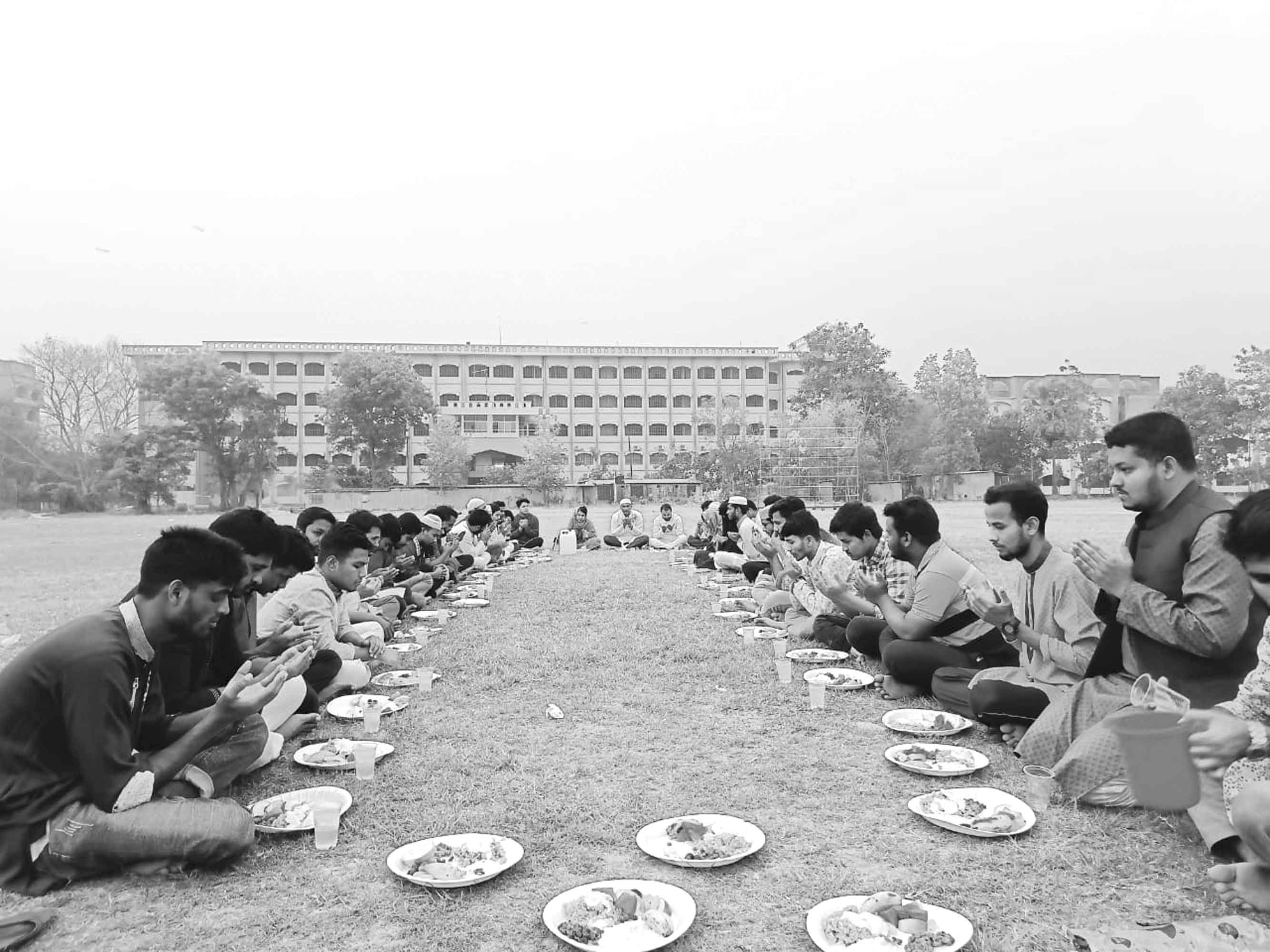 ক্যাম্পাসে ইফতার সম্প্রীতির মেলবন্ধন