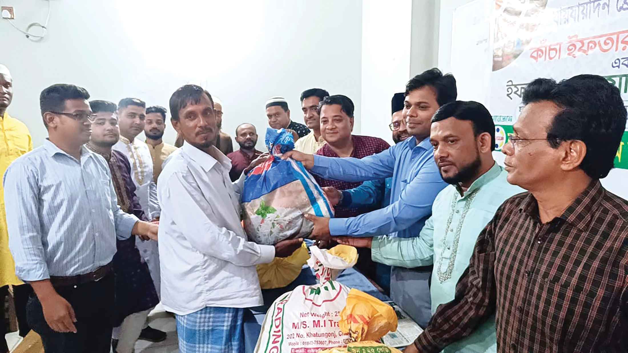 ফটিকছড়িতে ইফতার সামগ্রী বিতরণ ফ্রেন্ডস ফোরামের উদ্যোগে