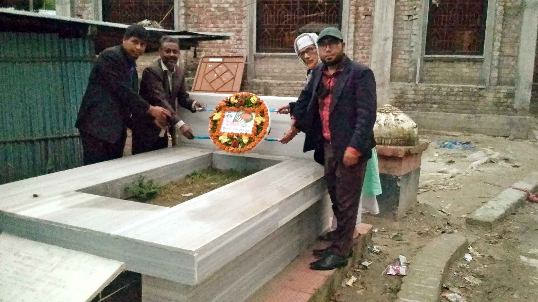 ফুলবাড়ীতে বীর মুক্তিযোদ্ধার কবরে পুষ্পার্ঘ্য অর্পণ
