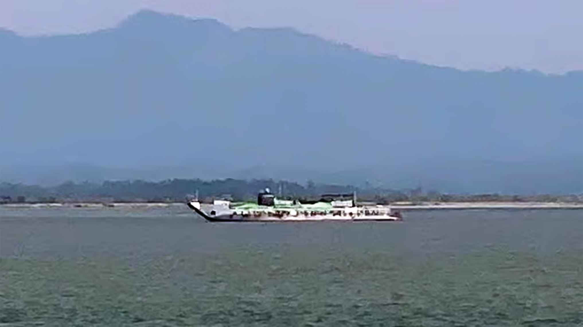 নাফ নদীতে মিয়ানমারের যুদ্ধজাহাজ, বেড়েছে গোলাগুলির আওয়াজ