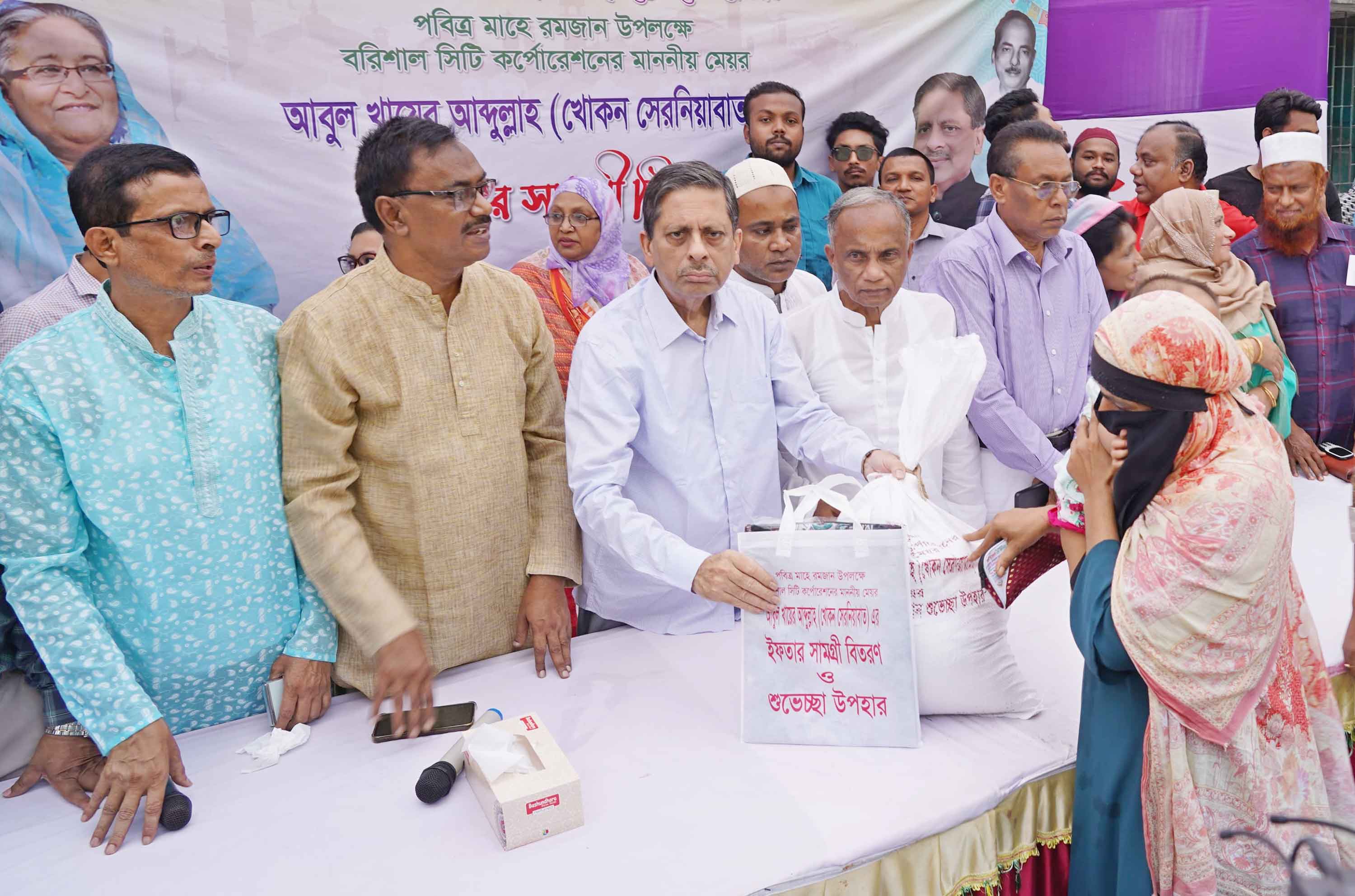 বিসিসি মেয়রের ইফতার সামগ্রী বিতরণ