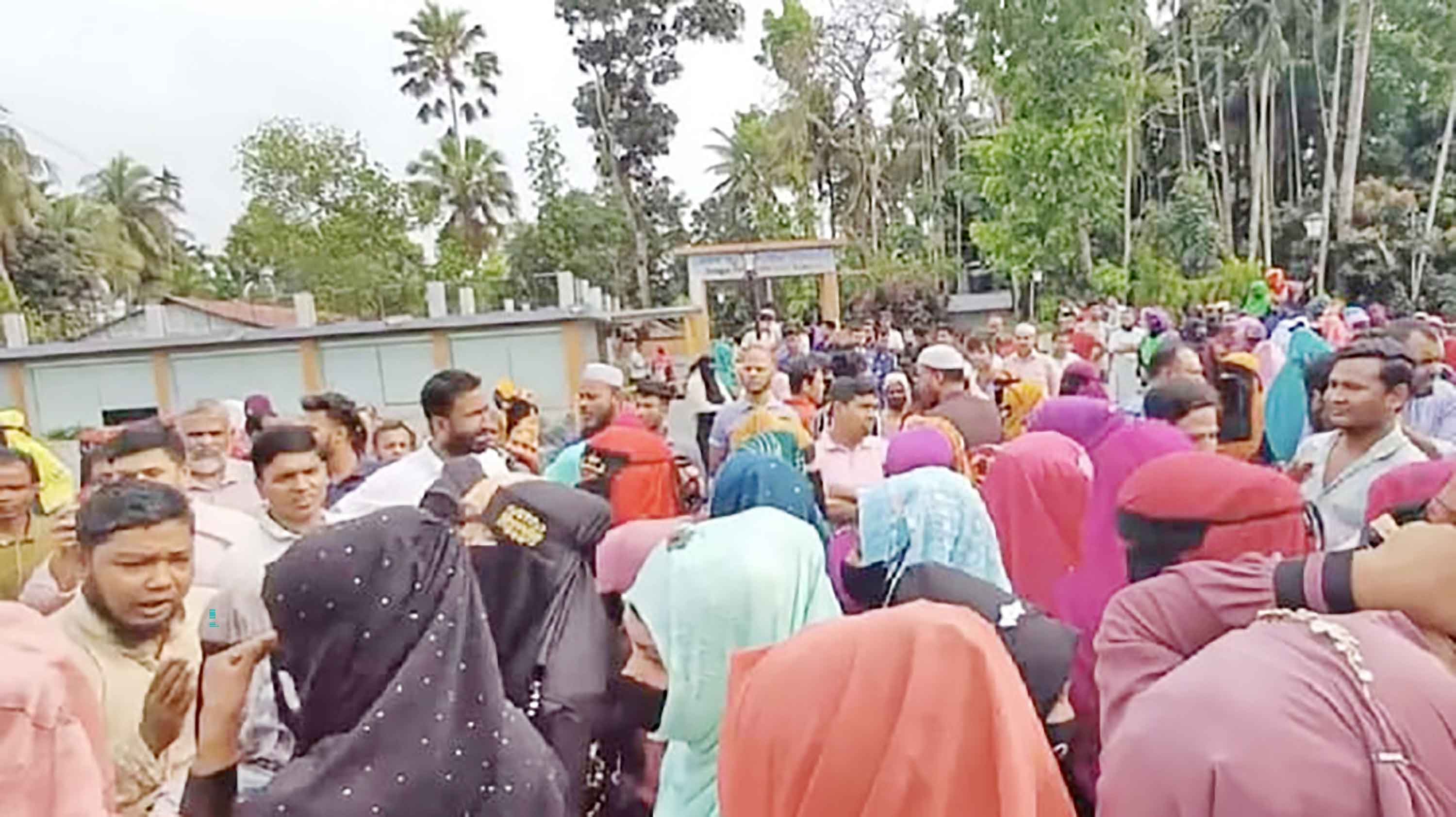 শ্রমিকদের বেতন ও বোনাসের দাবিতে রায়পুরে সড়ক অবরোধ