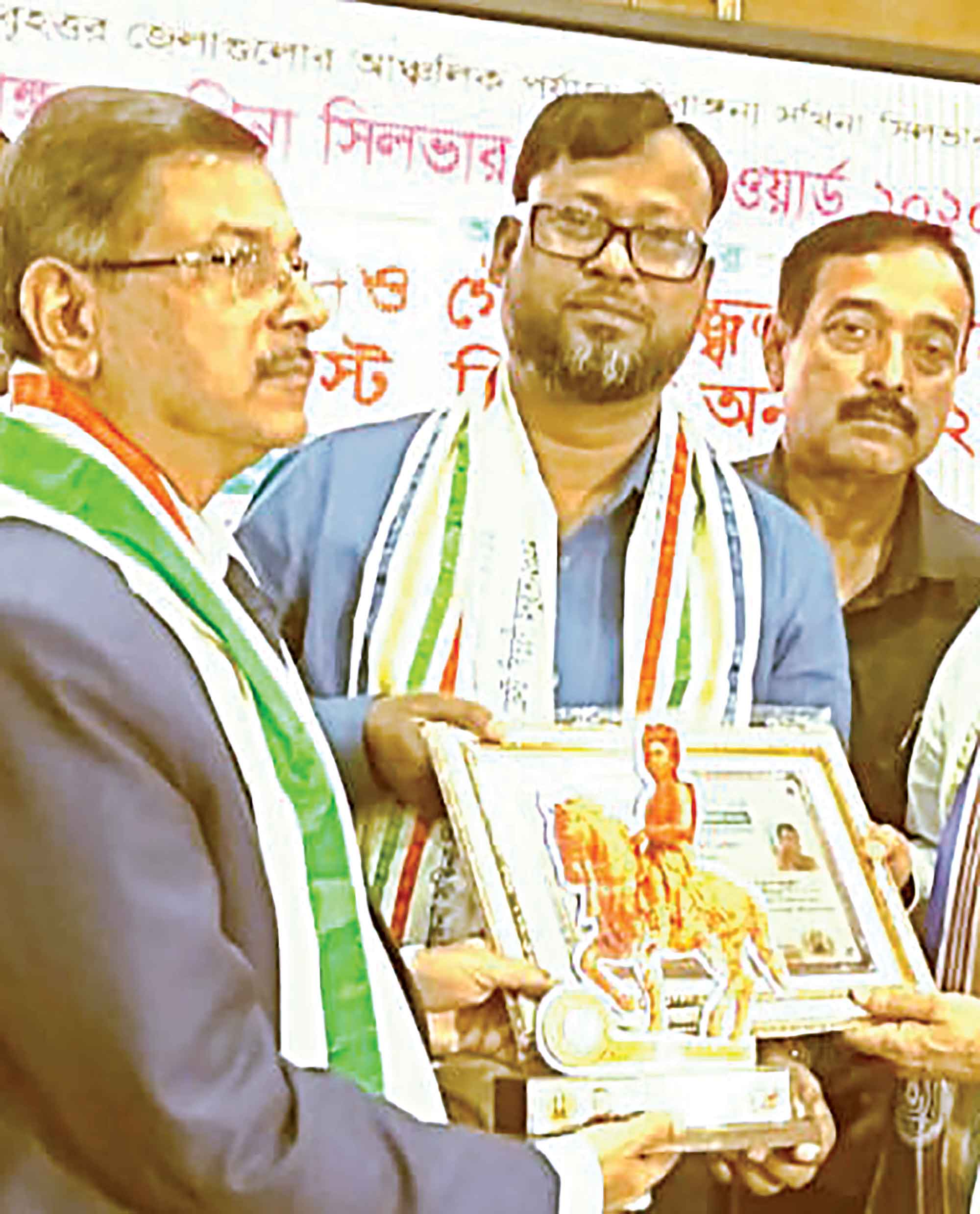 বি.এস সিলভার পেন অ্যাওয়ার্ড পেলেন যায়যায়দিনের আলতাব হোসেন