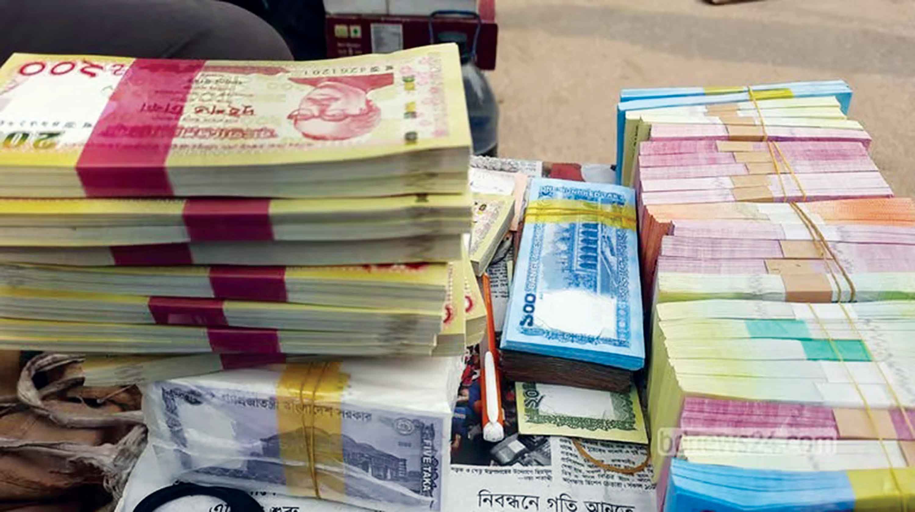 ব্যাংকে বিতরণের আগেই ফুটপাতে চকচকে নোট