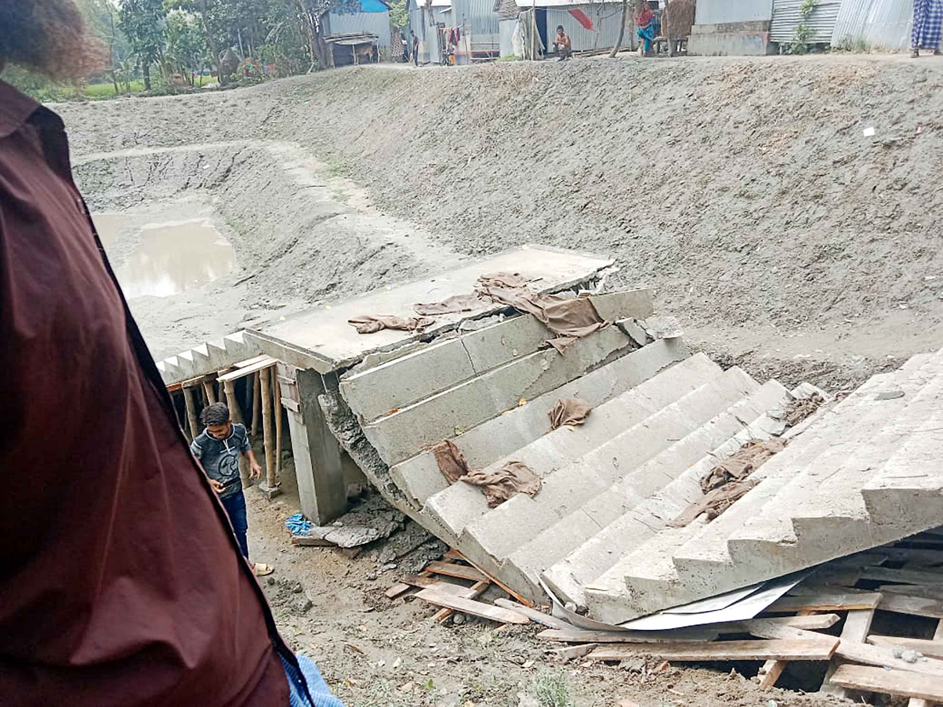 মনোহরদীতে নির্মাণ কাজ শেষ না হতেই পাকা সিঁড়িতে ধস