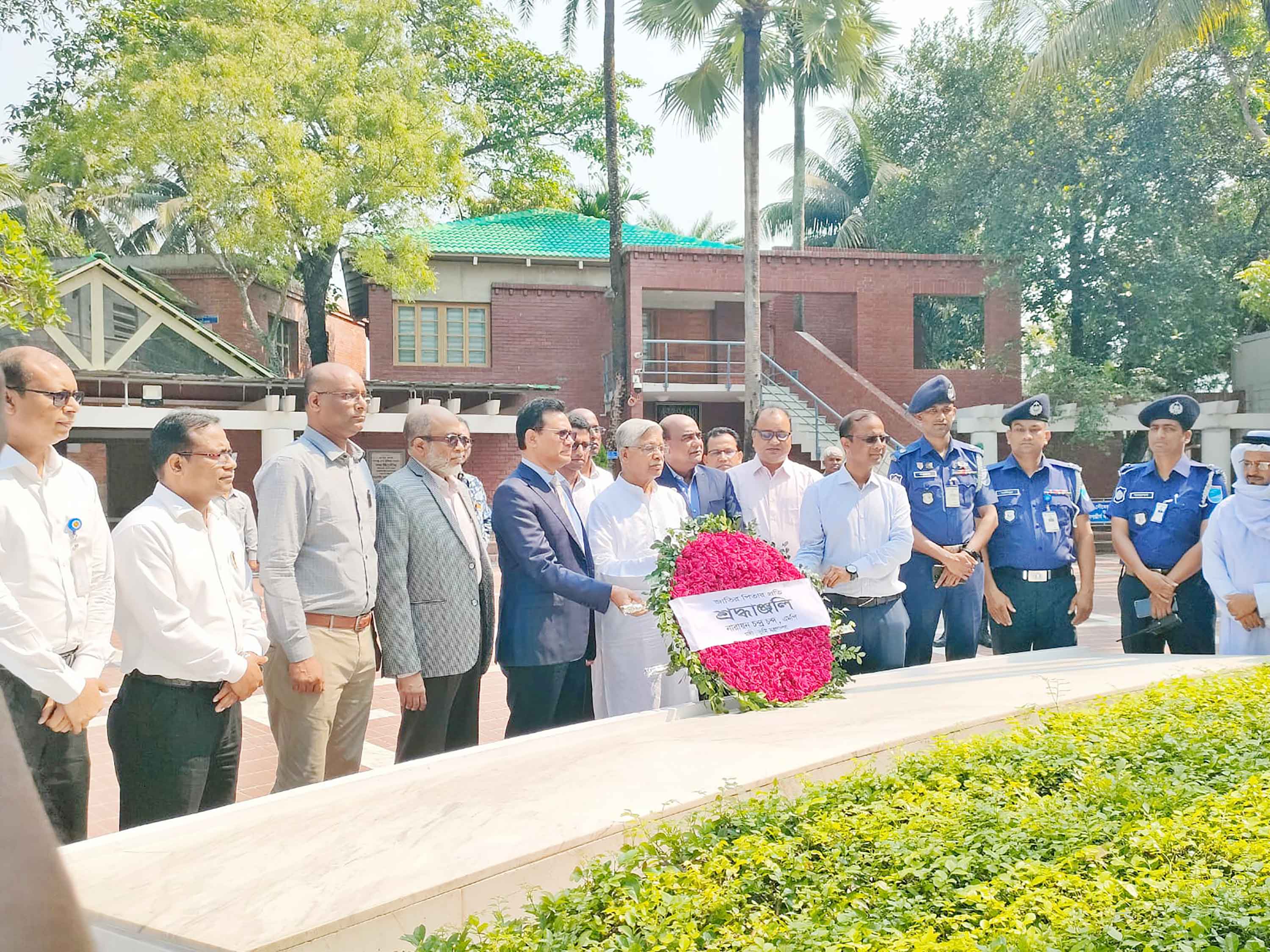 বঙ্গবন্ধুর সমাধিতে টুঙ্গিপাড়া প্রেস ক্লাবের নবনির্বাচিত কমিটির শ্রদ্ধা