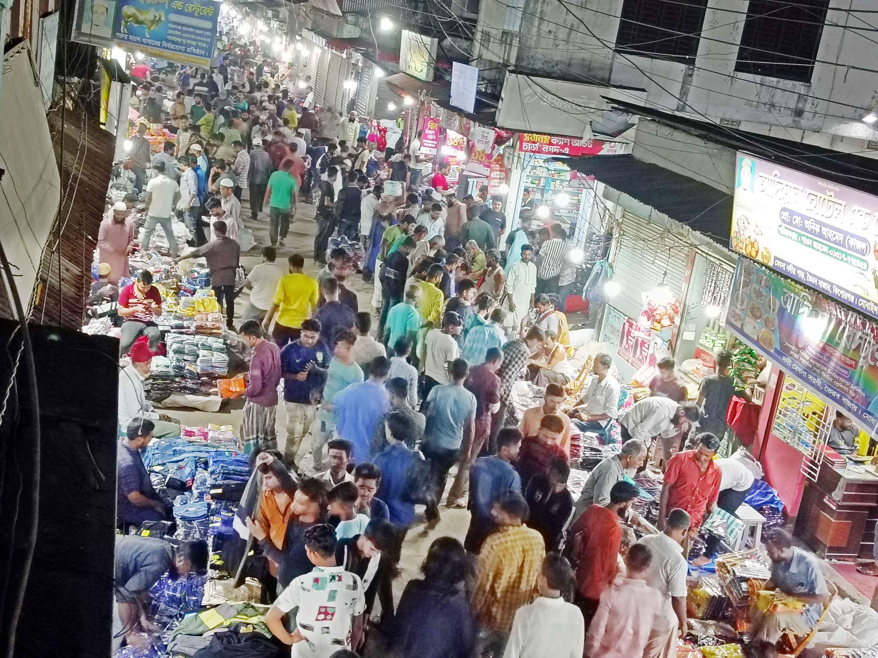 ক্রেতাদের ভিড়ে জমজমাট ঈদবাজার