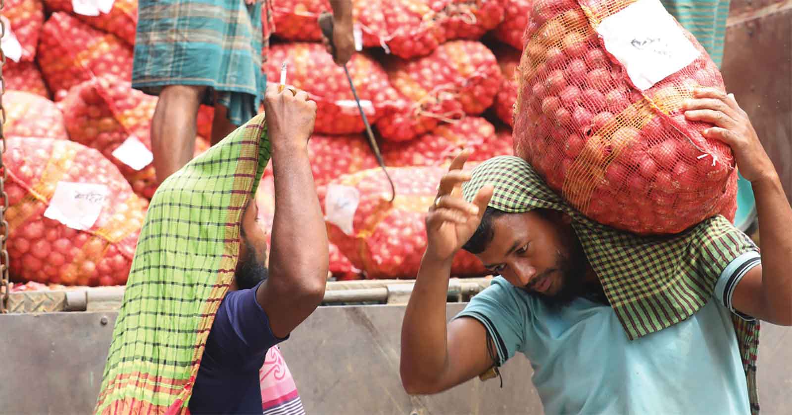 ভারত থেকে এলো ১৬৫০ মেট্রিক টন পেঁয়াজ