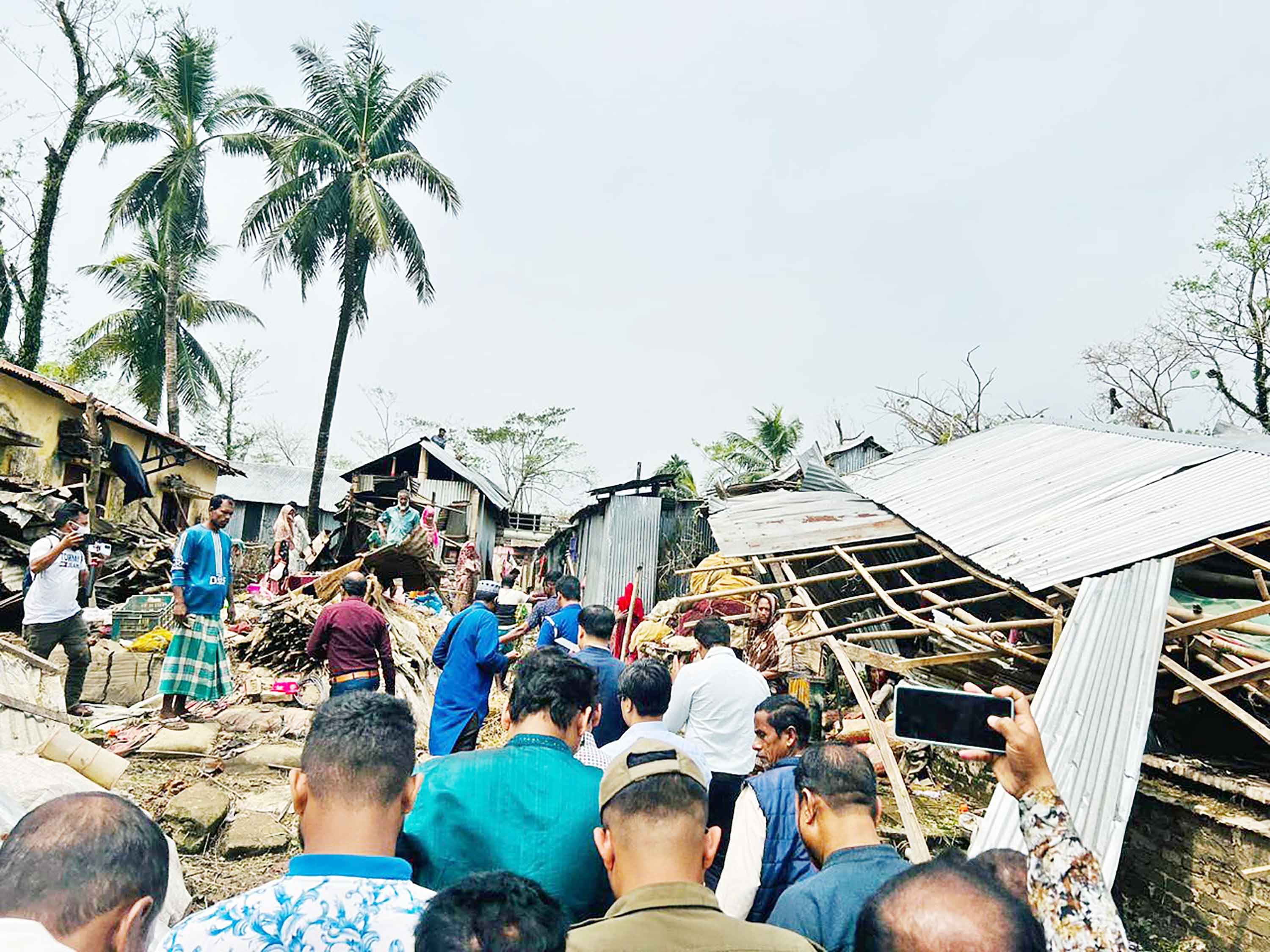 শান্তিগঞ্জে ৫ মিনিটের ঝড়ে লন্ডভন্ড ১২ গ্রাম