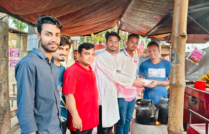 বেরোবি শাখা ছাত্রলীগ কর্মী আরিফের অসহায়দের মাঝে ইফতার বিতরণ 