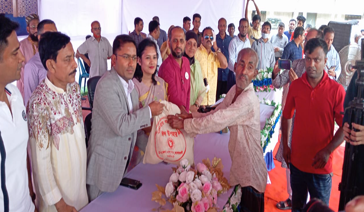 মনোহরদীতে প্রান্তিক জনগণের মাঝে প্রধান মন্ত্রীর ঈদ উপহার 