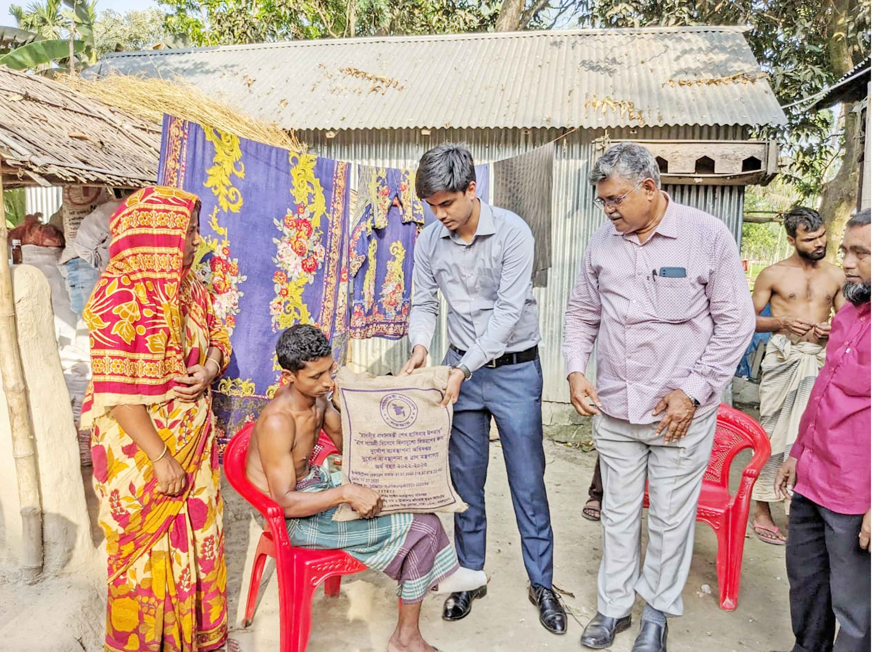 সড়ক দুর্ঘটনায় আহত ব্যক্তির পাশে বগুড়া জেলা প্রশাসক