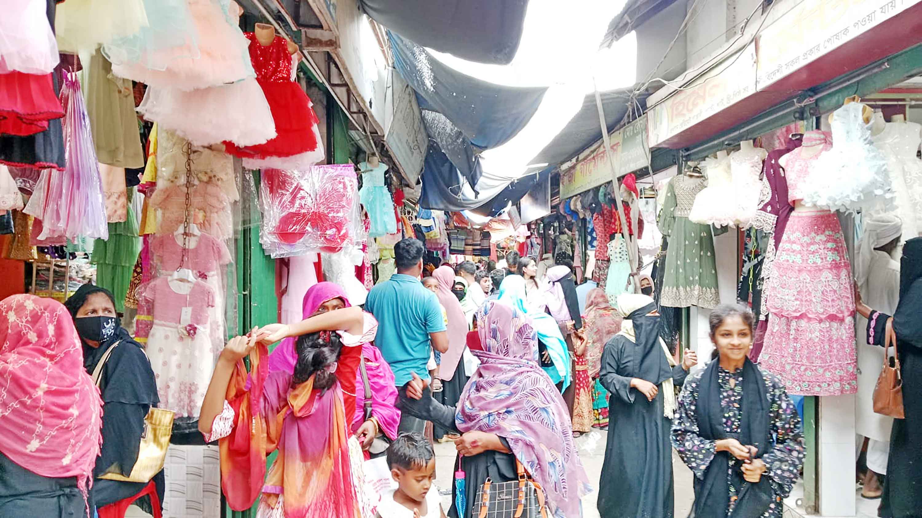 পণ্যের চড়া দামেও জমে উঠেছে ঈদের কেনাকাটা